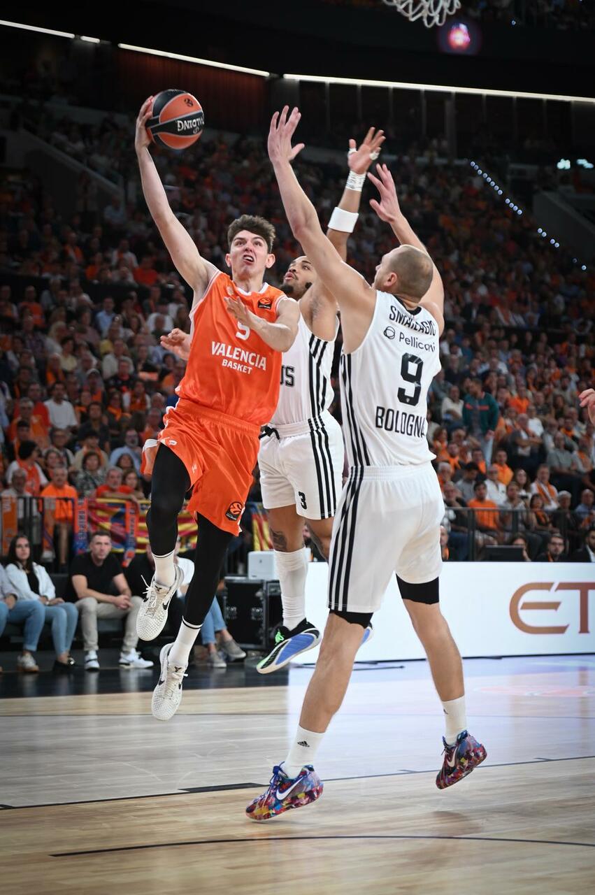 Sergio De Larrea in azione contro la Virtus