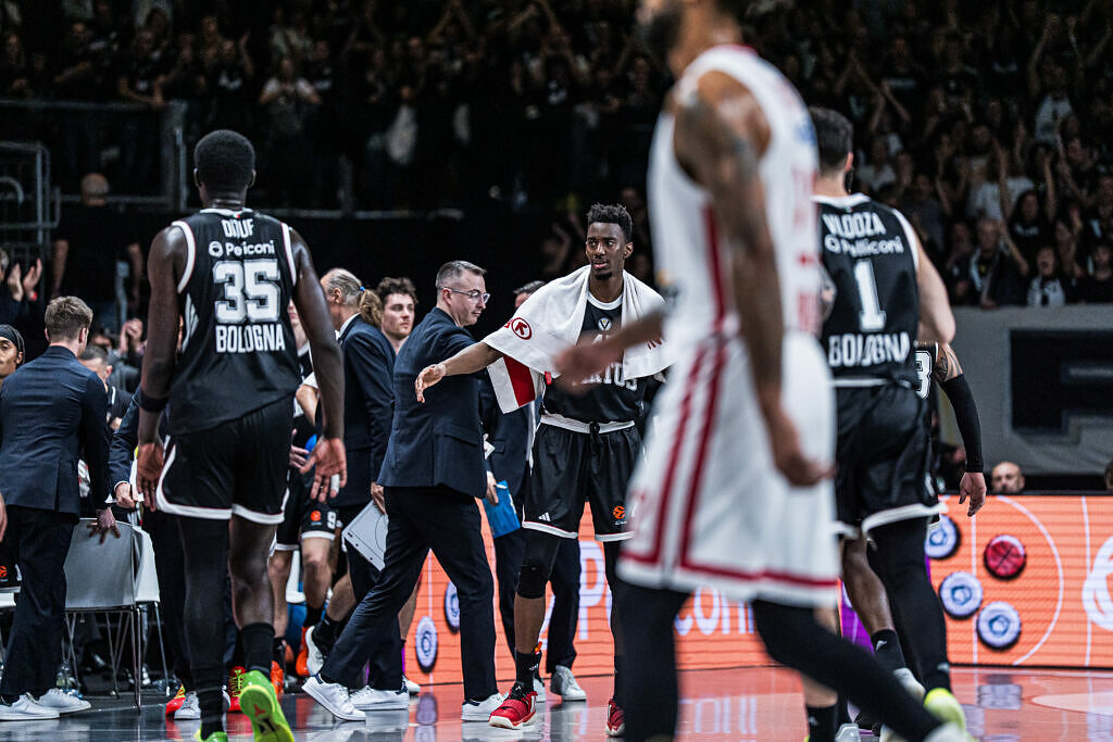 L'entusiasmo della Virtus prima di un time out