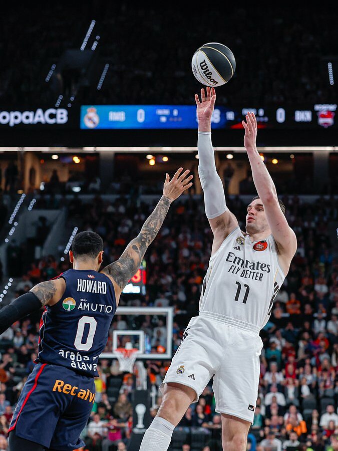 Hezonja al tiro contro Howard