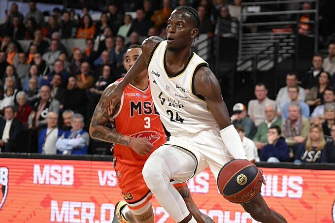 Mbaye Ndiaye, saluti all'Asvel e firma coi campioni