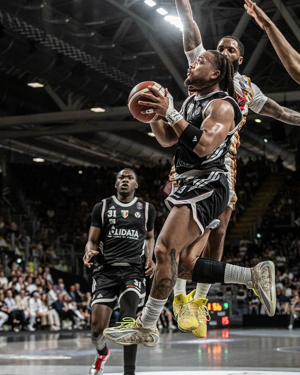 Carsen Edwards in azione con la Virtus ai Playoff LBA