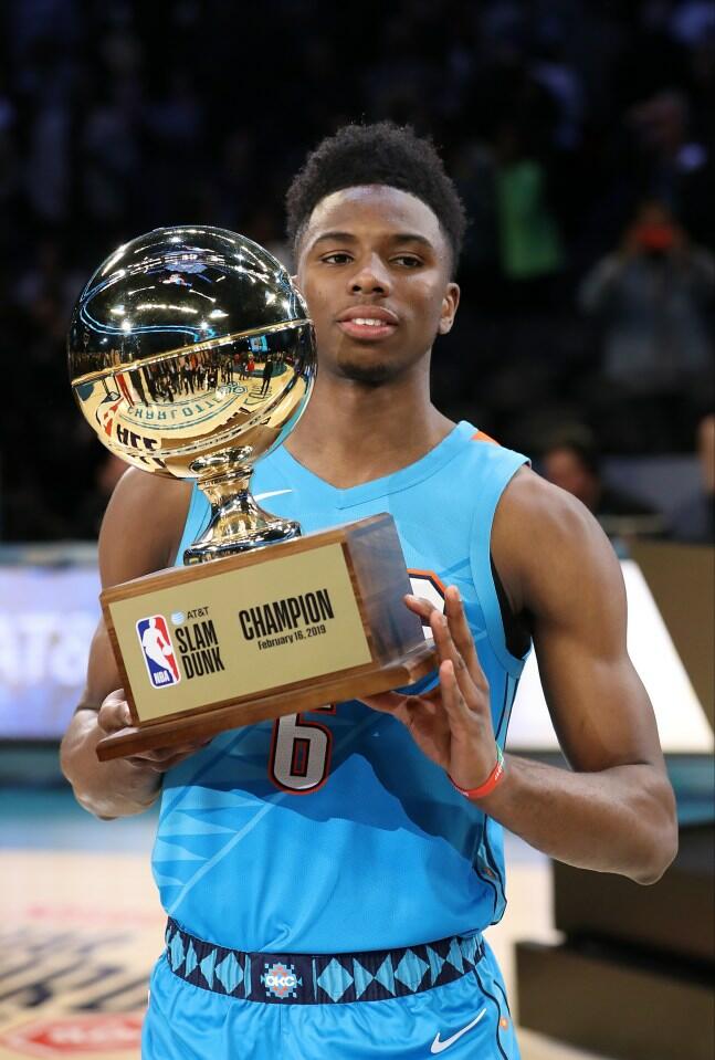 Hamidou Diallo con il trofeo della gara delle schiacciate 2019 in NBA