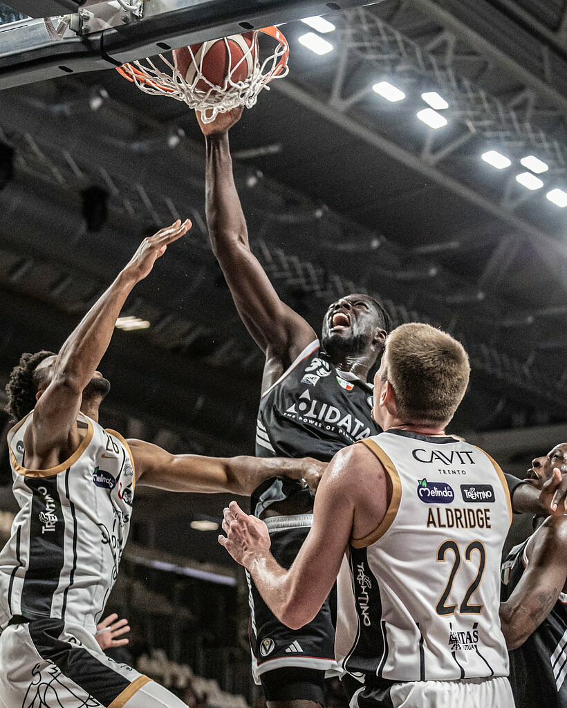 Momo Diouf in azione con la Virtus