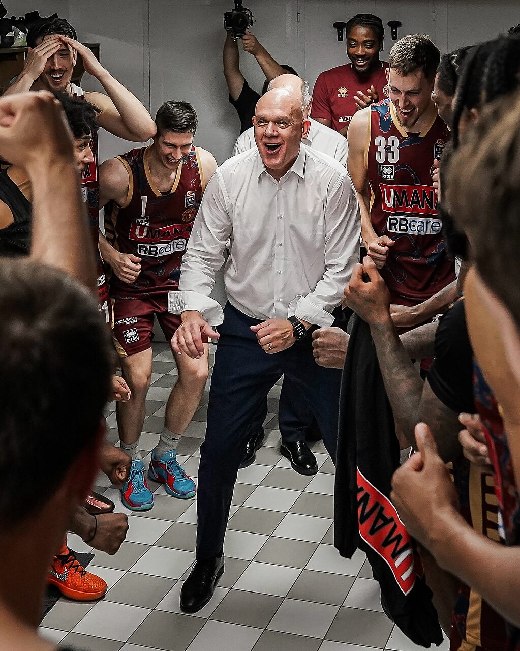 Coach Spahija festeggia con la squadra