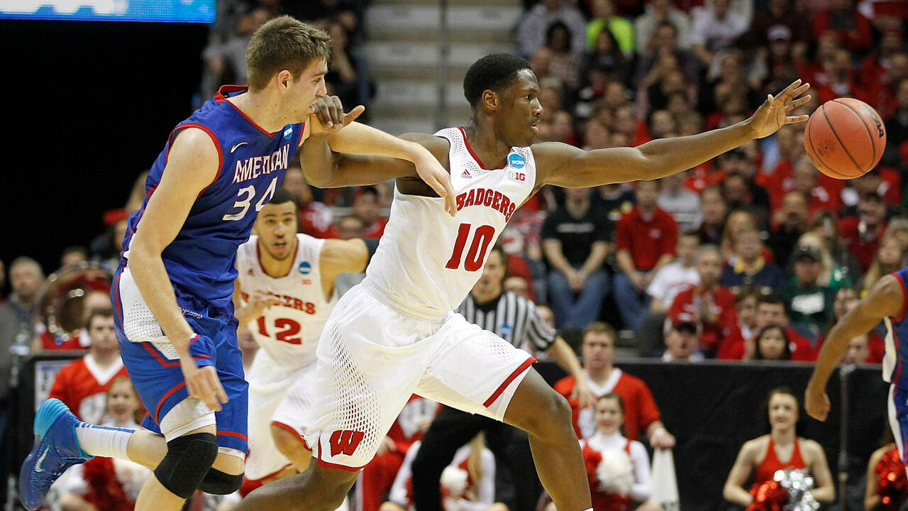 Nigel Hayes-Davis con la maglia di Wisconsin