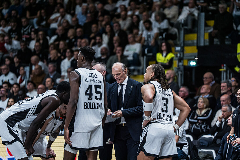 Nicola Akele in azione con la Virtus