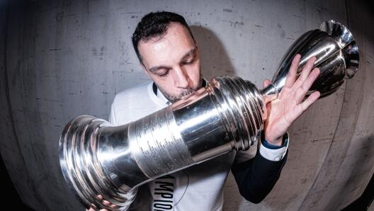 Paolo Galbiati si coccola la Coppa Italia vinta con Trento