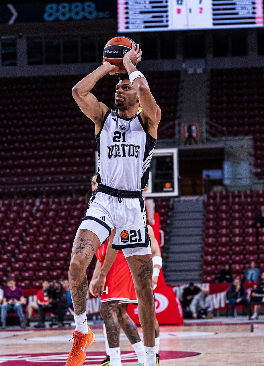 Derrick Alston Jr in azione con la Virtus
