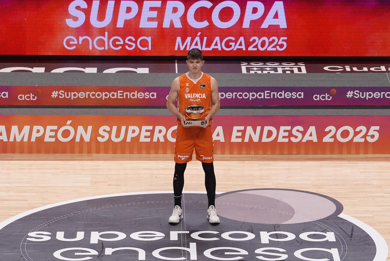 Sergio De Larrea con il trofeo di Mvp