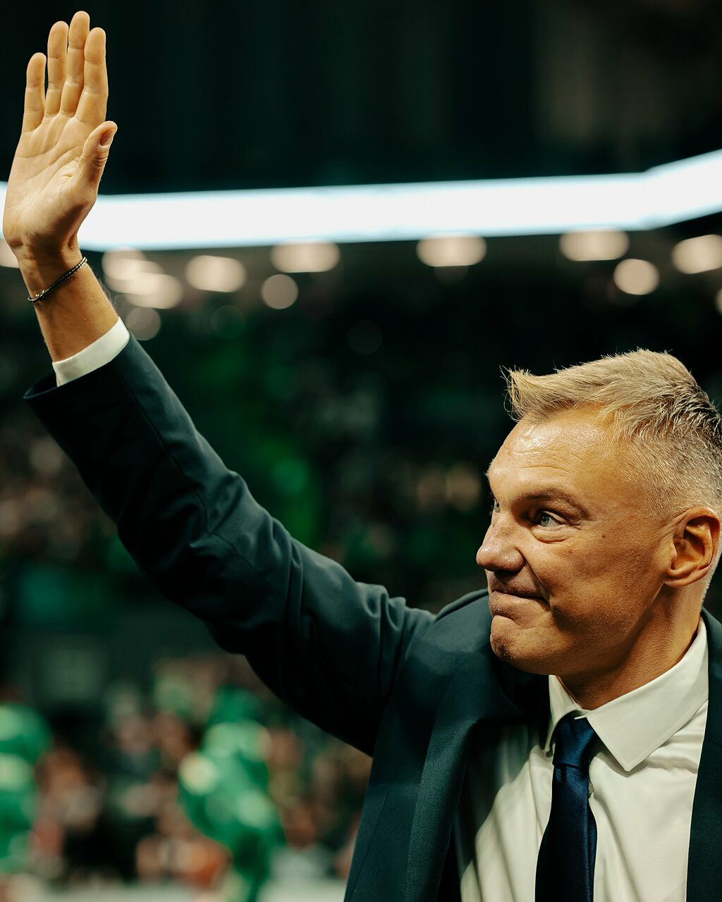 Jsi saluta la folla di Oaka dove resta un idolo