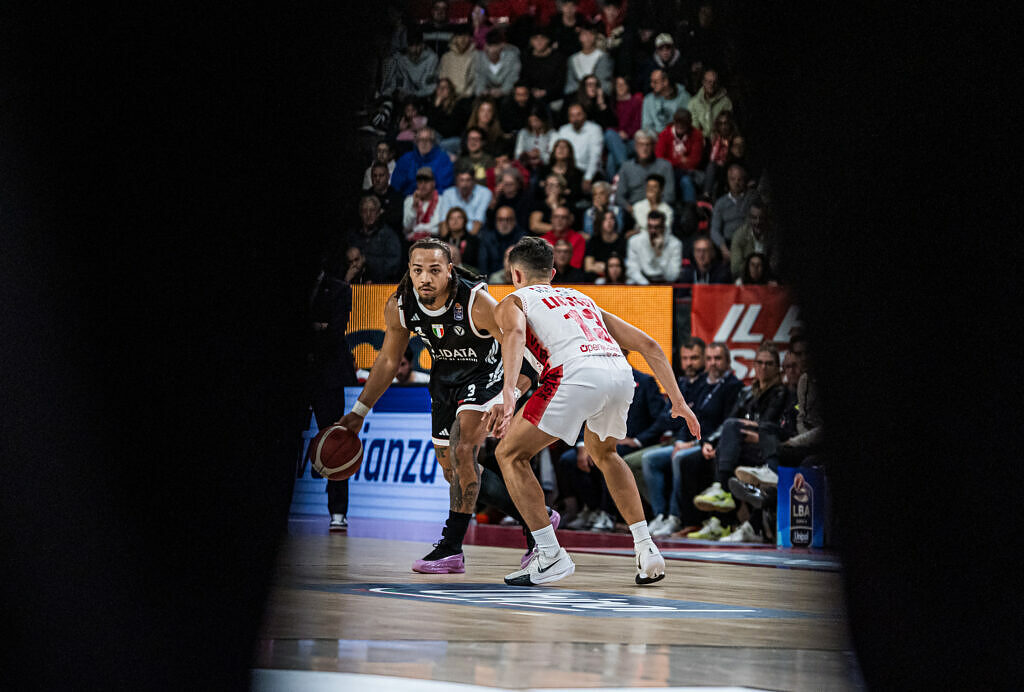 Carsen Edwards in azione con la Virtus vs Varese