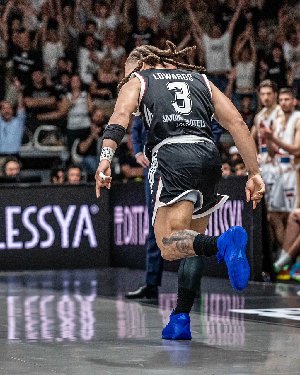 Carsen Edwards in azione con la Virtus ai Playoff LBA vs Venezia