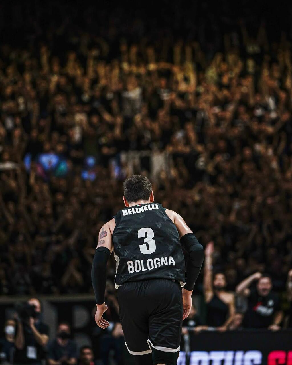 Marco Belinelli saluta il gioco