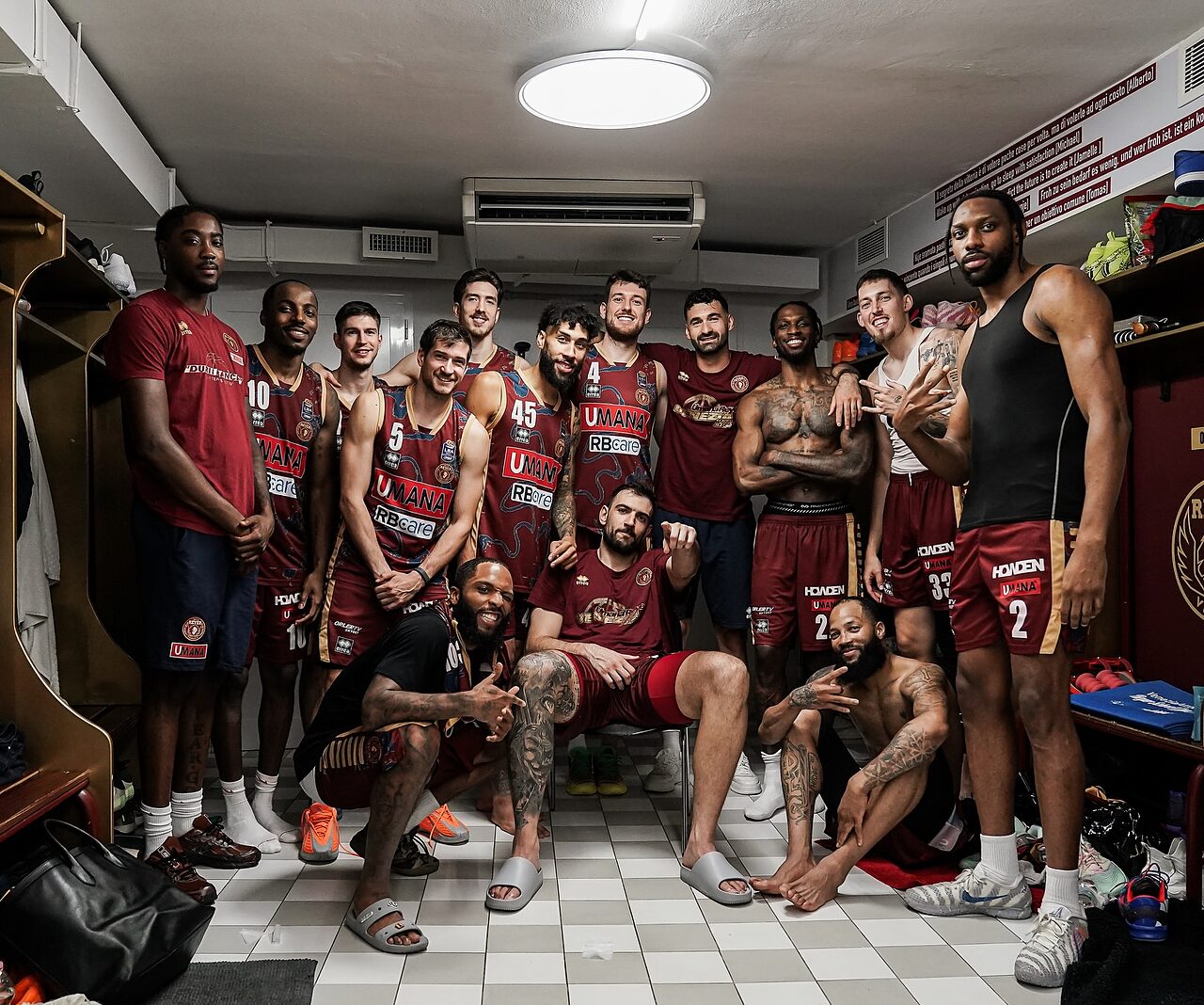 La squadra Reyer in spogliatoio