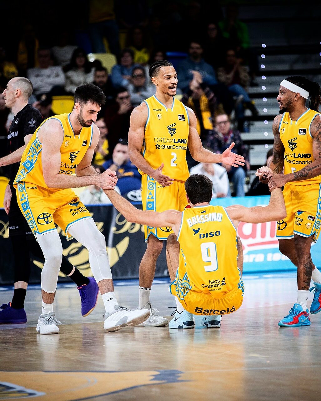 Brussino rialzato dai compagni