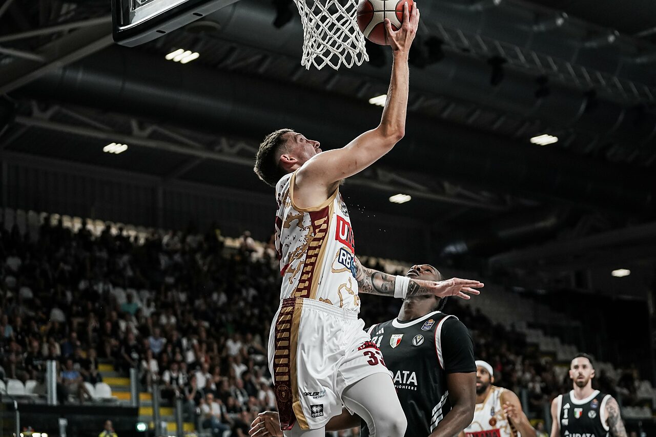 Wiltjer va a canestro agilmente