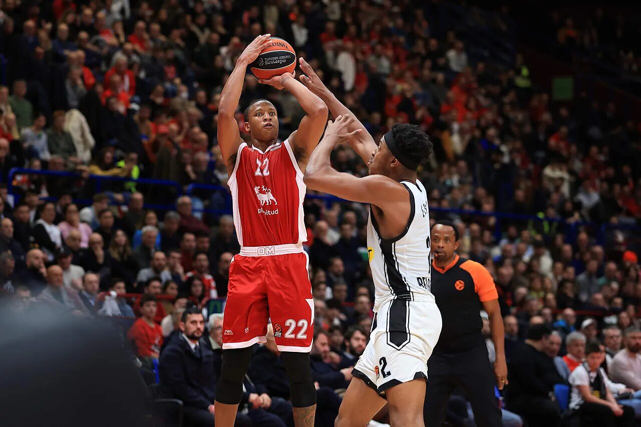 Devon Hall riveste i colori biancorossi milanesi