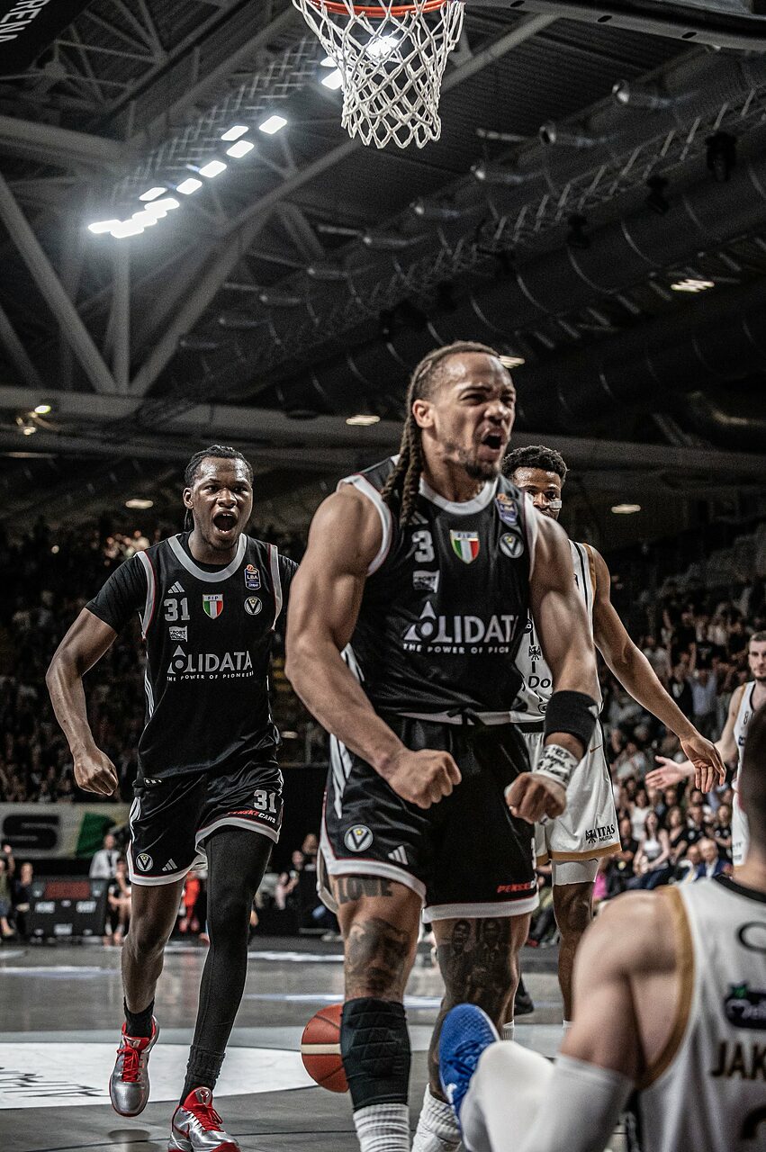 Carsen Edwards in azione con la Virtus