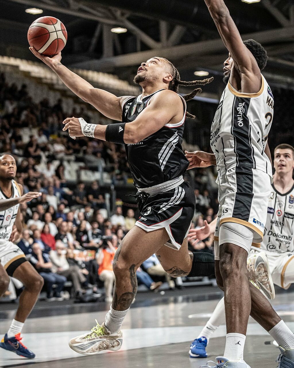 Carsen Edwards in azione con la Virtus