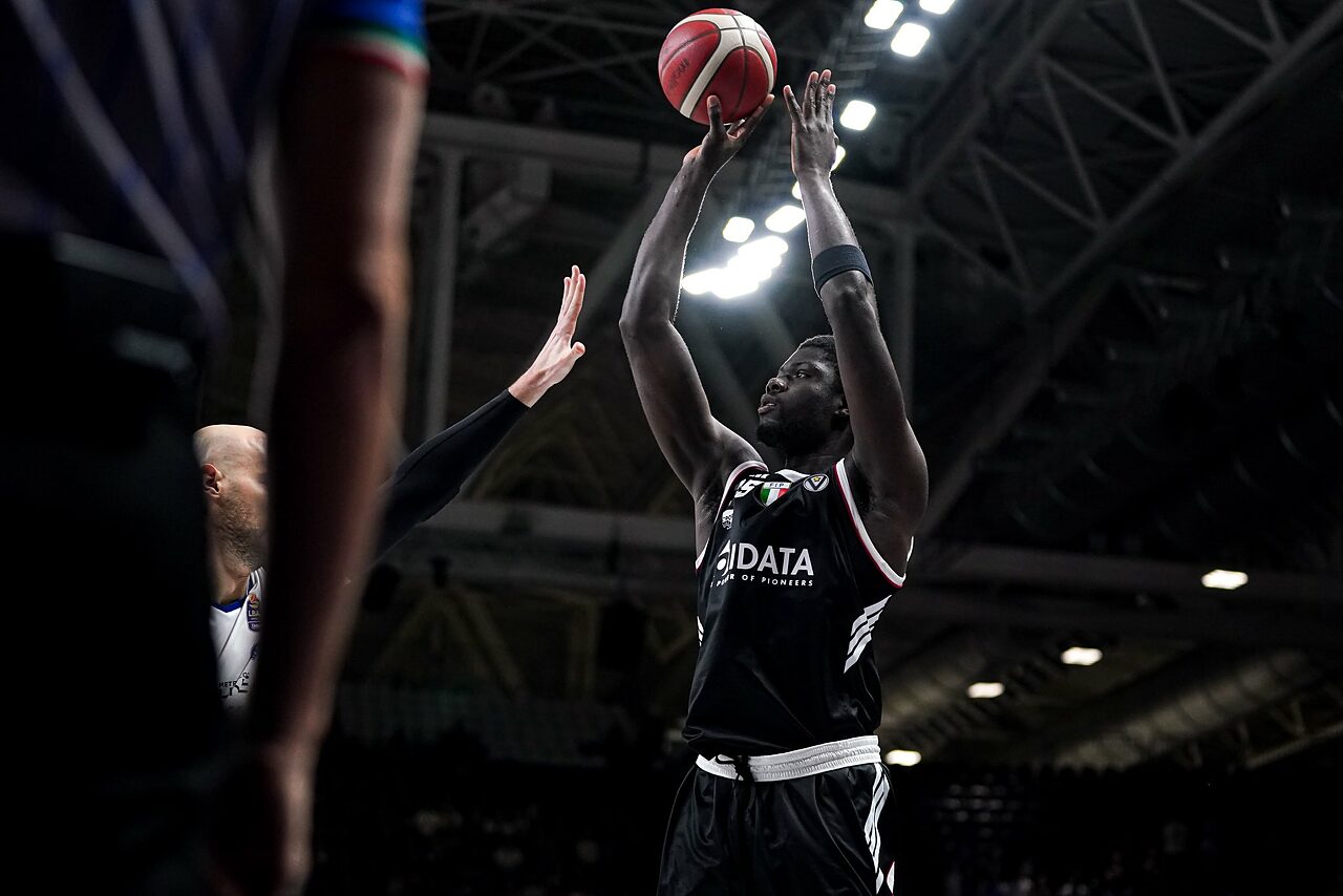 Momo Diouf in azione con la Virtus