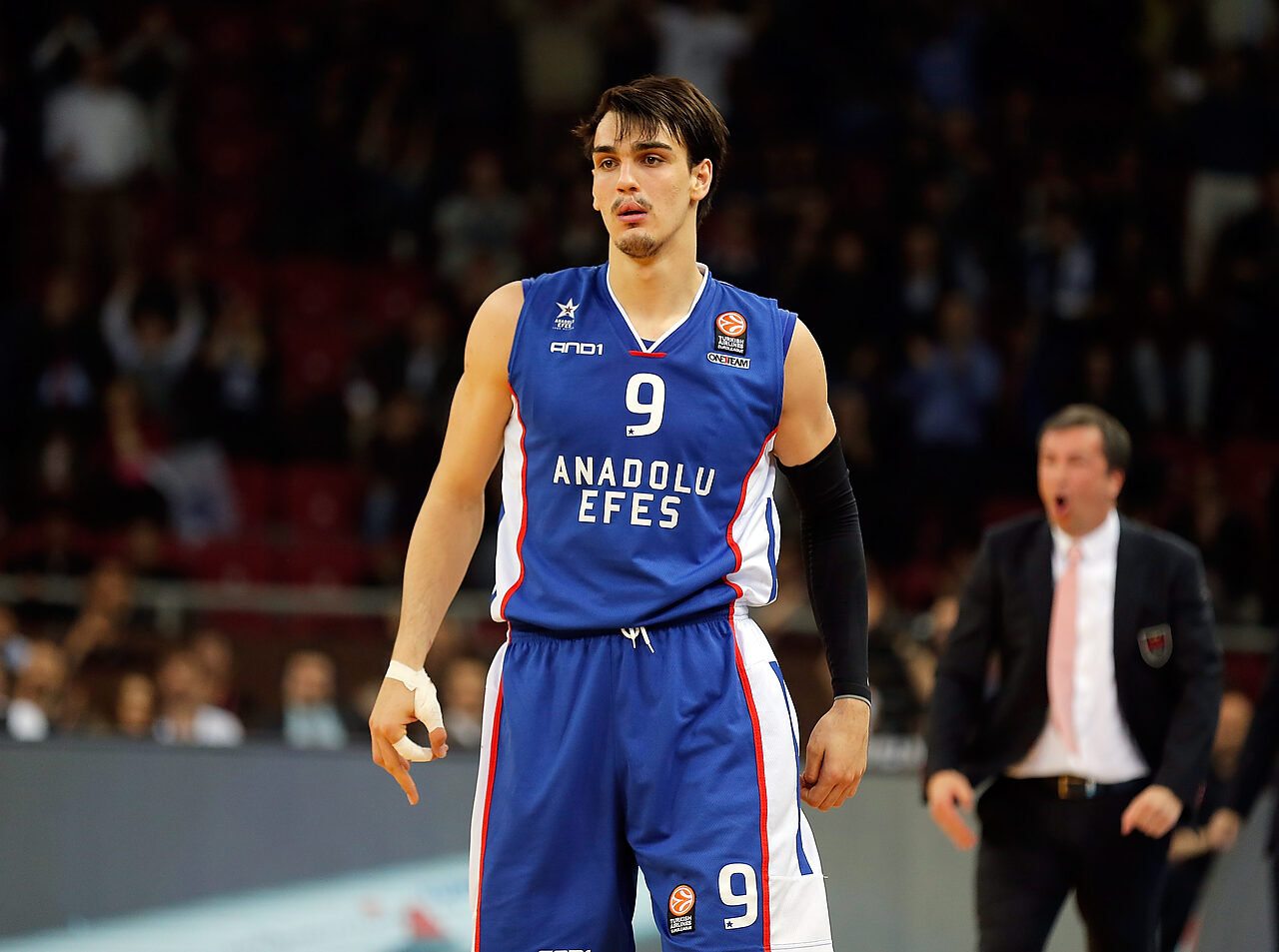 Dario Saric nel 2015 in maglia Efes