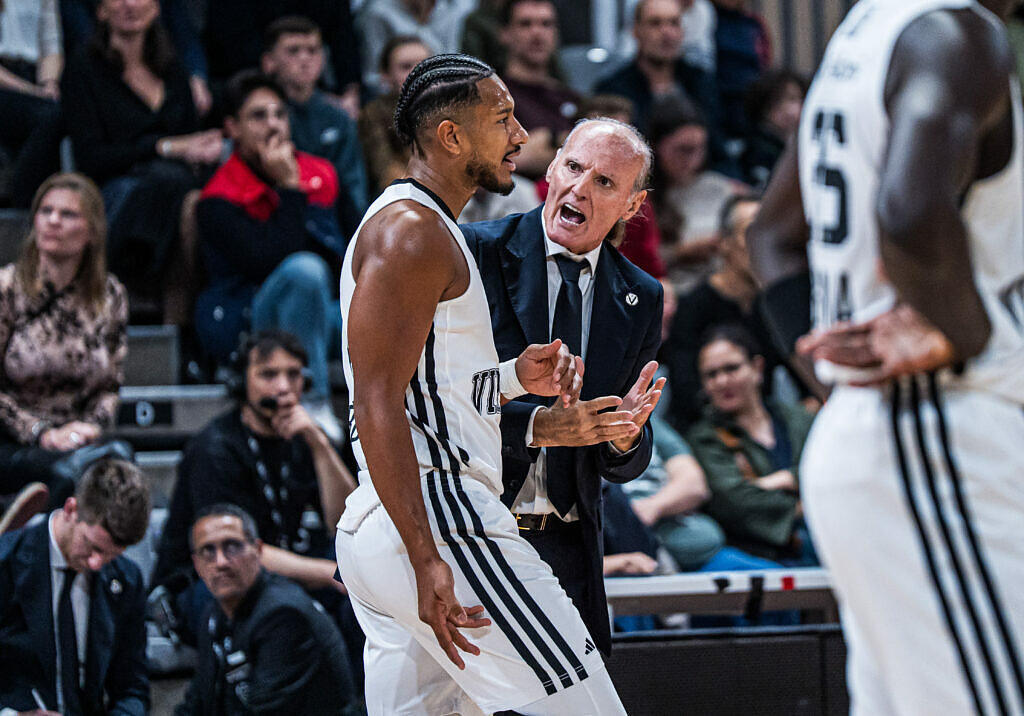 Dusko Ivanovic e Karim Jallow si confrontano durante una partita della Virtus
