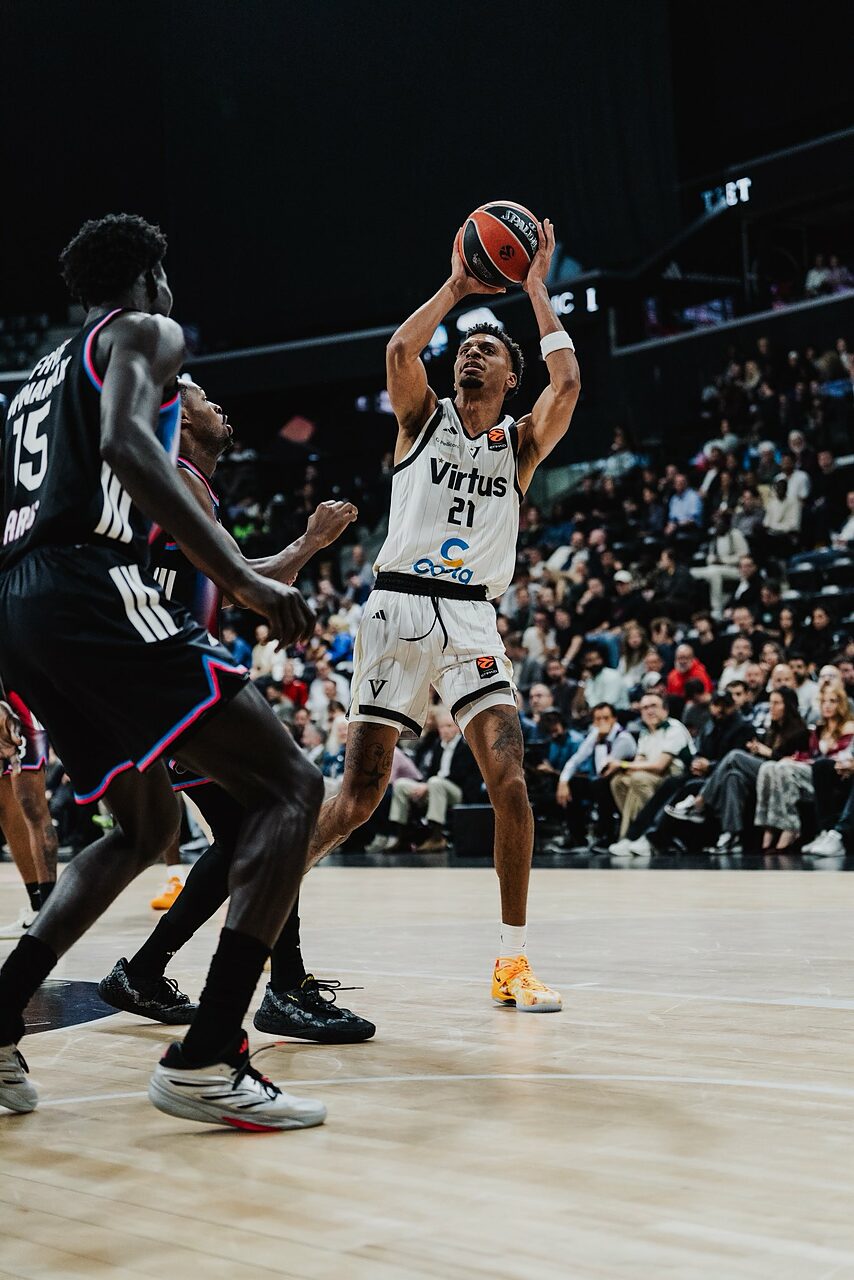 Derrick Alston Jr. in azione con la Virtus