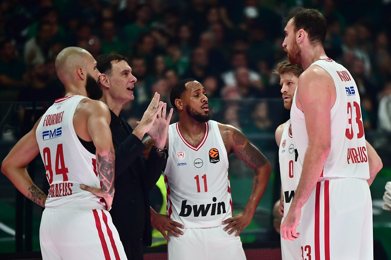 Bartzokas parla con Milutinov, Walkup, Morris e Fournier