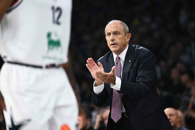 Ettore Messina brillantissimo nell'ironia in sala stampa