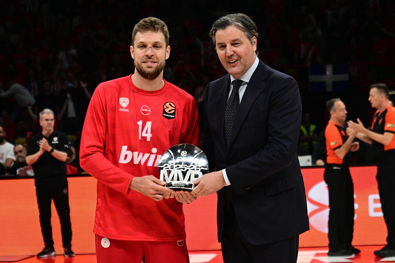 Bodiroga posa con Vezenkov e il premio di Mvp