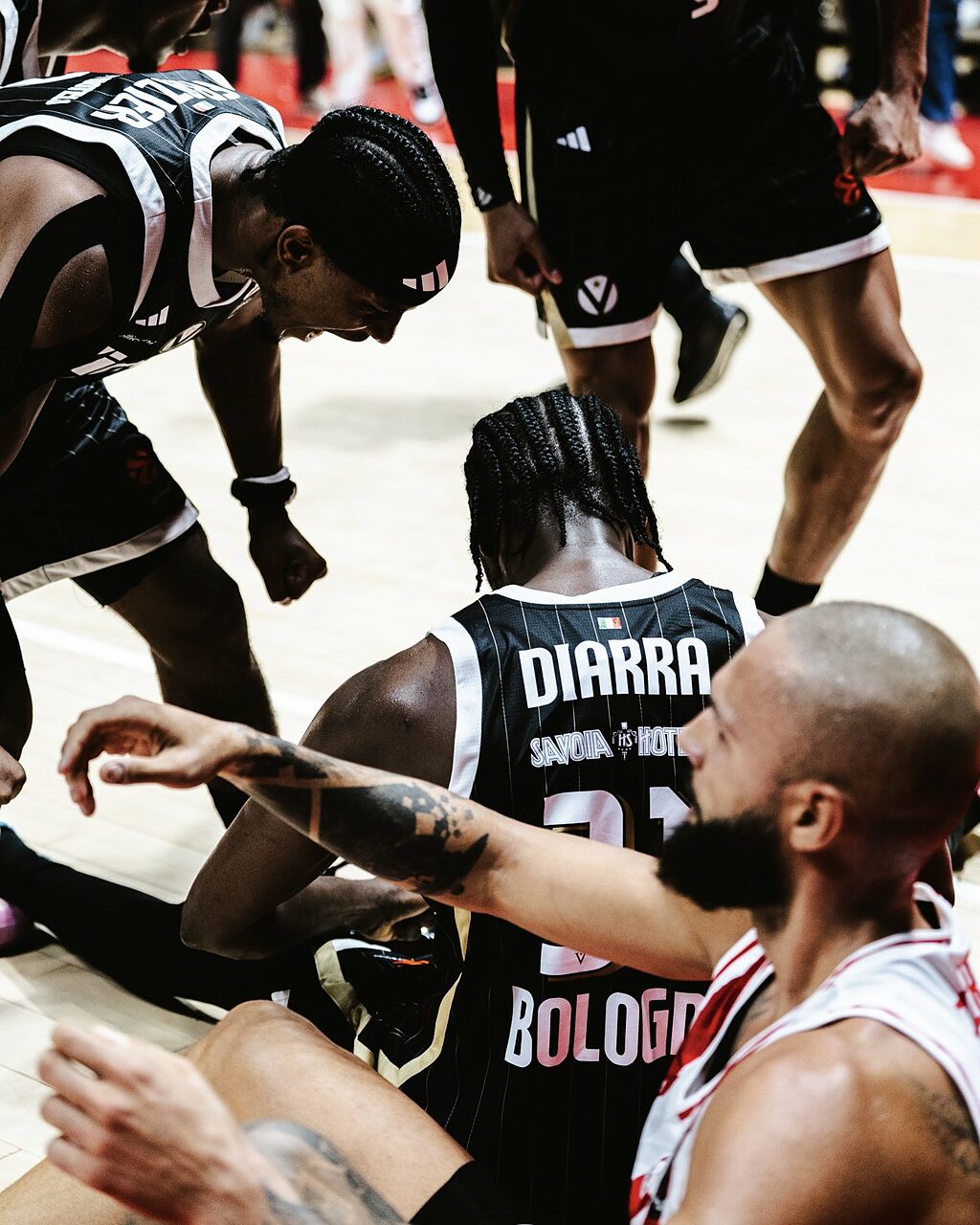 Aliou Diarra in azione con la Virtus