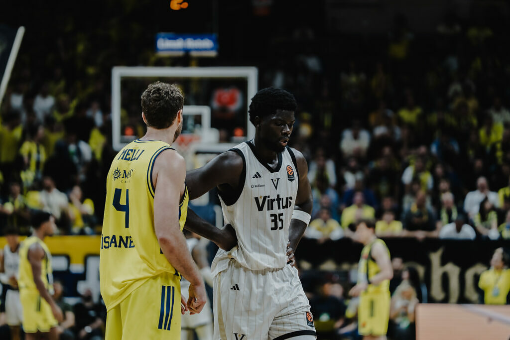 Momo Diouf in azione con la Virtus in Eurolega