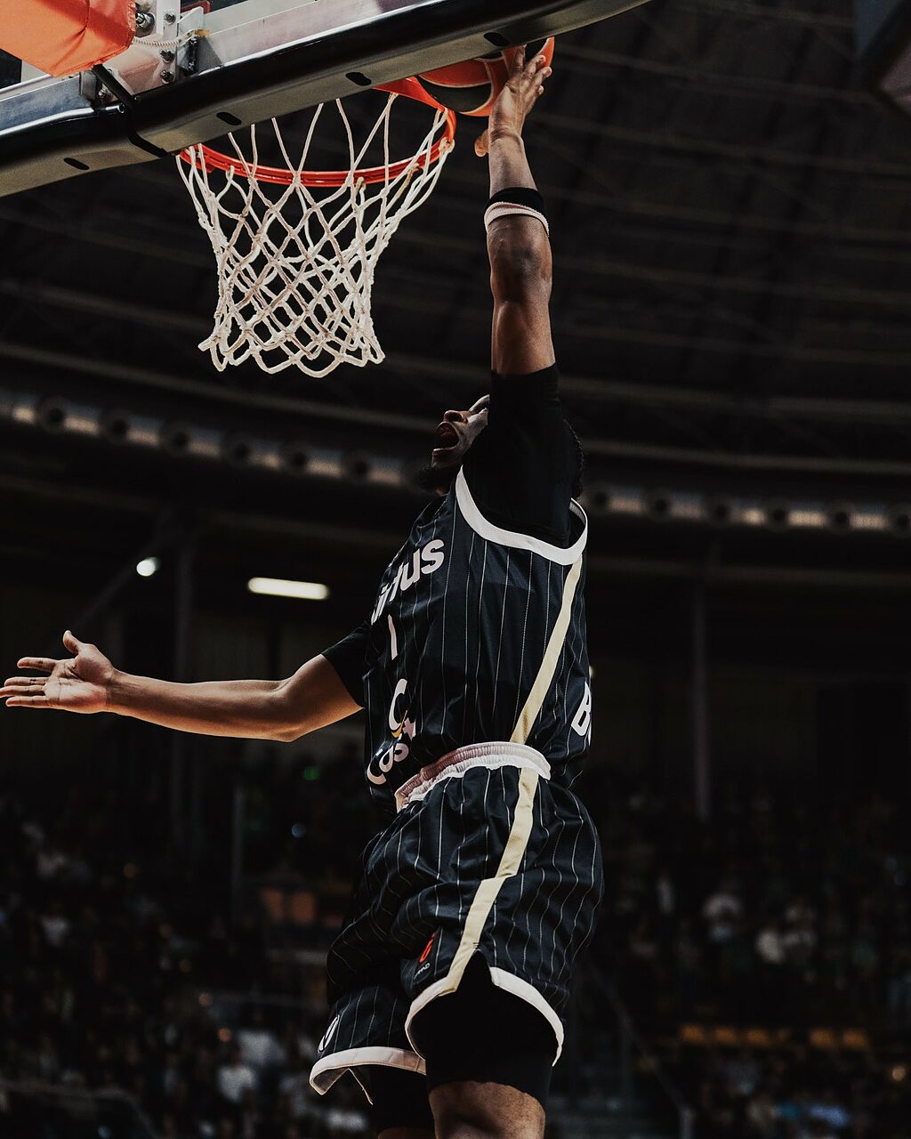 Trent Frazier in azione con la Virtus