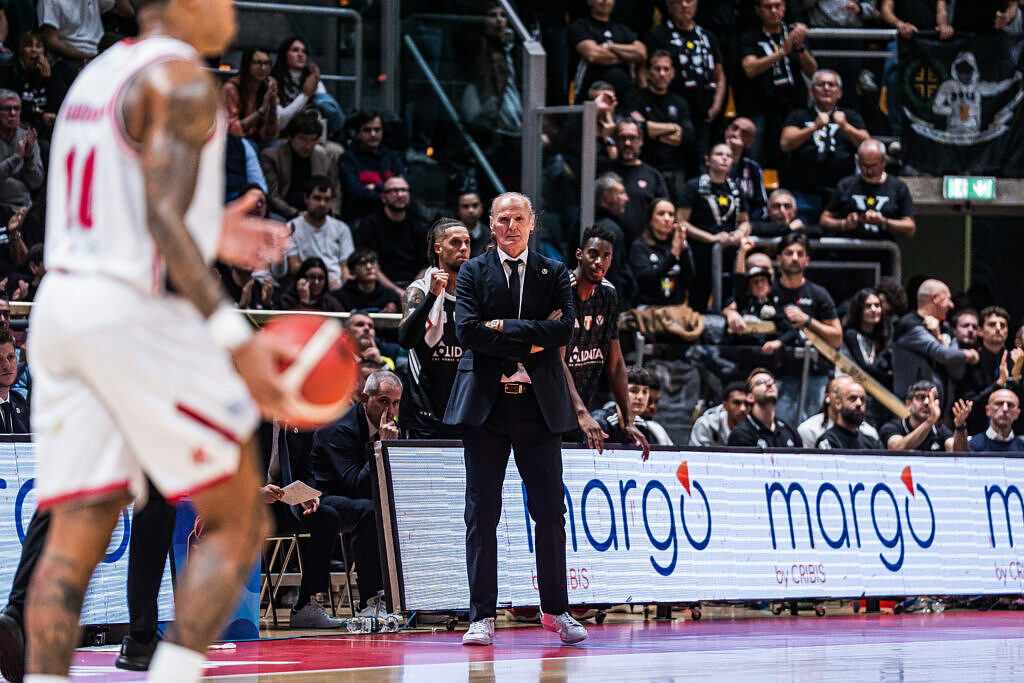 Dusko Ivanovic osserva la sua Virtus