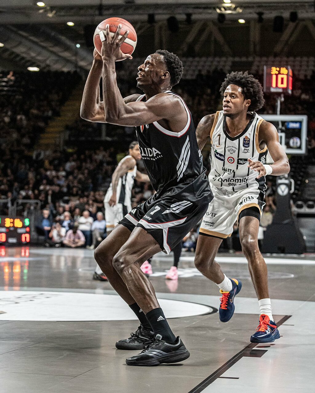 Saliou Niang in azione con la Virtus