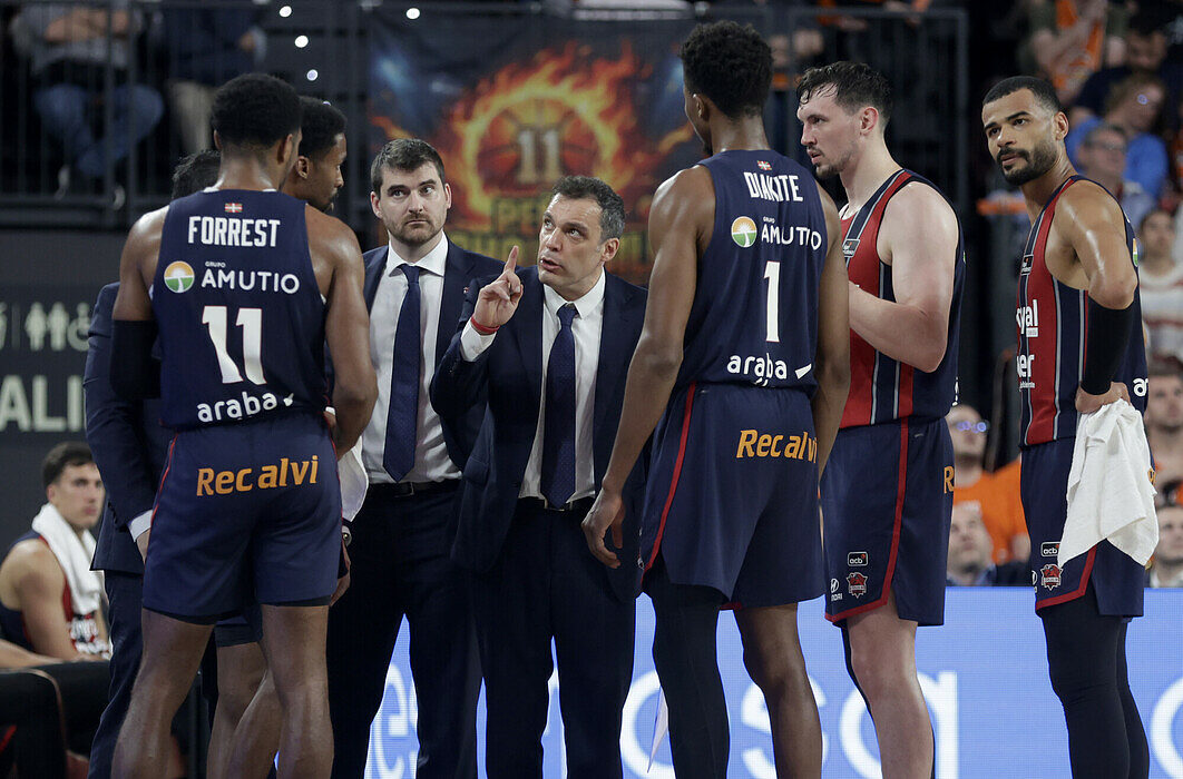 Paolo Galbiati istruisce i suoi durante un timeout