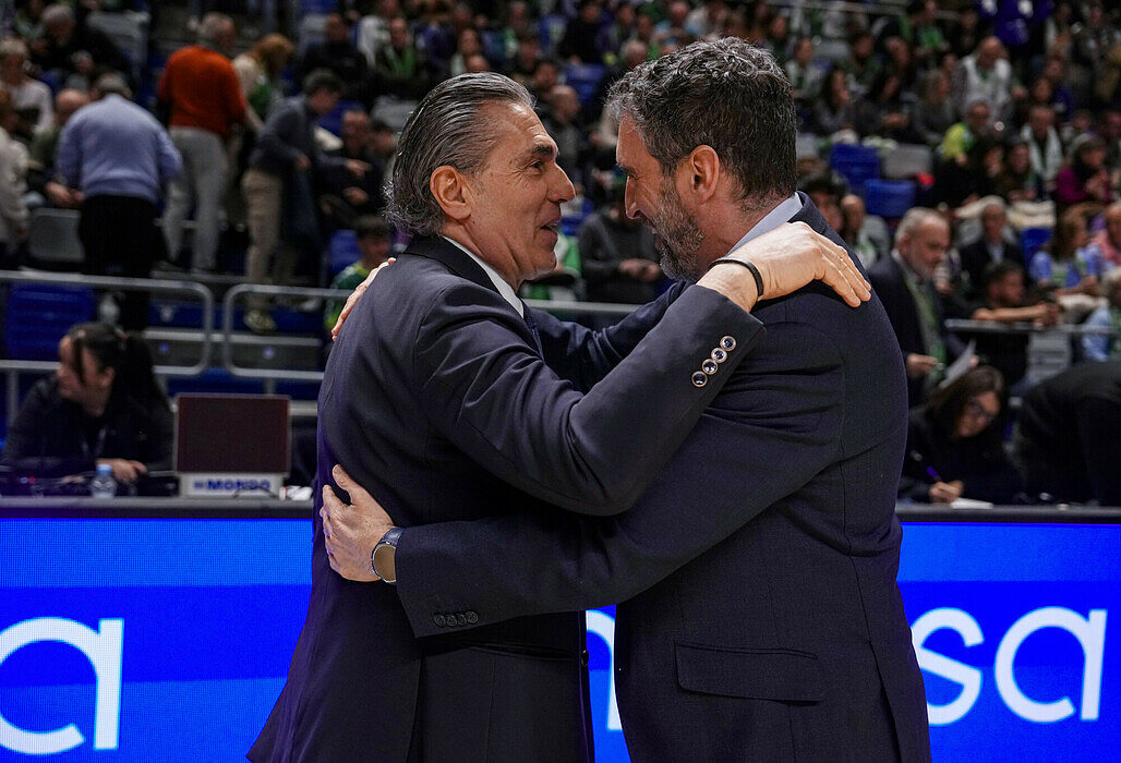 Sergio Scariolo abbraccia Ibon Navarro