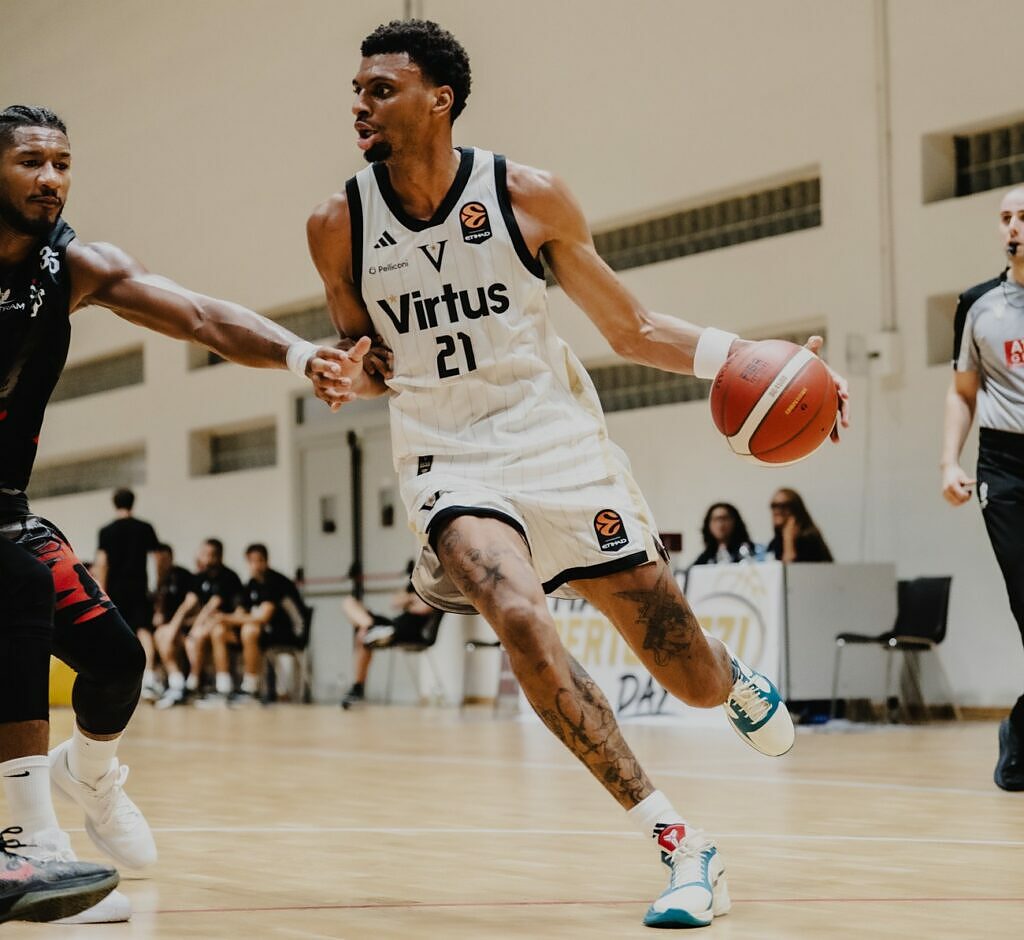 Derrick Alston Jr. in azione con la Virtus in amichevole