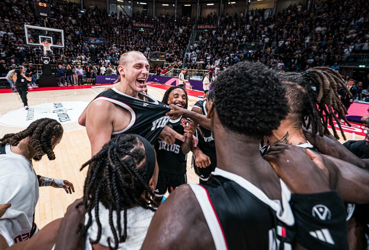 La Virtus festeggia la vittoria all'esordio in Eurolega contro il Real Madrid