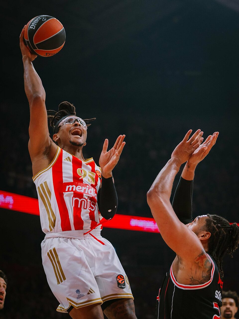 Chima Moneke al tiro