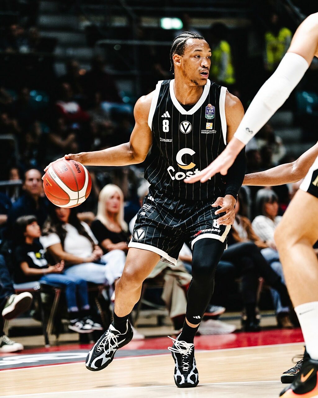Wendell Moore Jr. in azione con la Virtus
