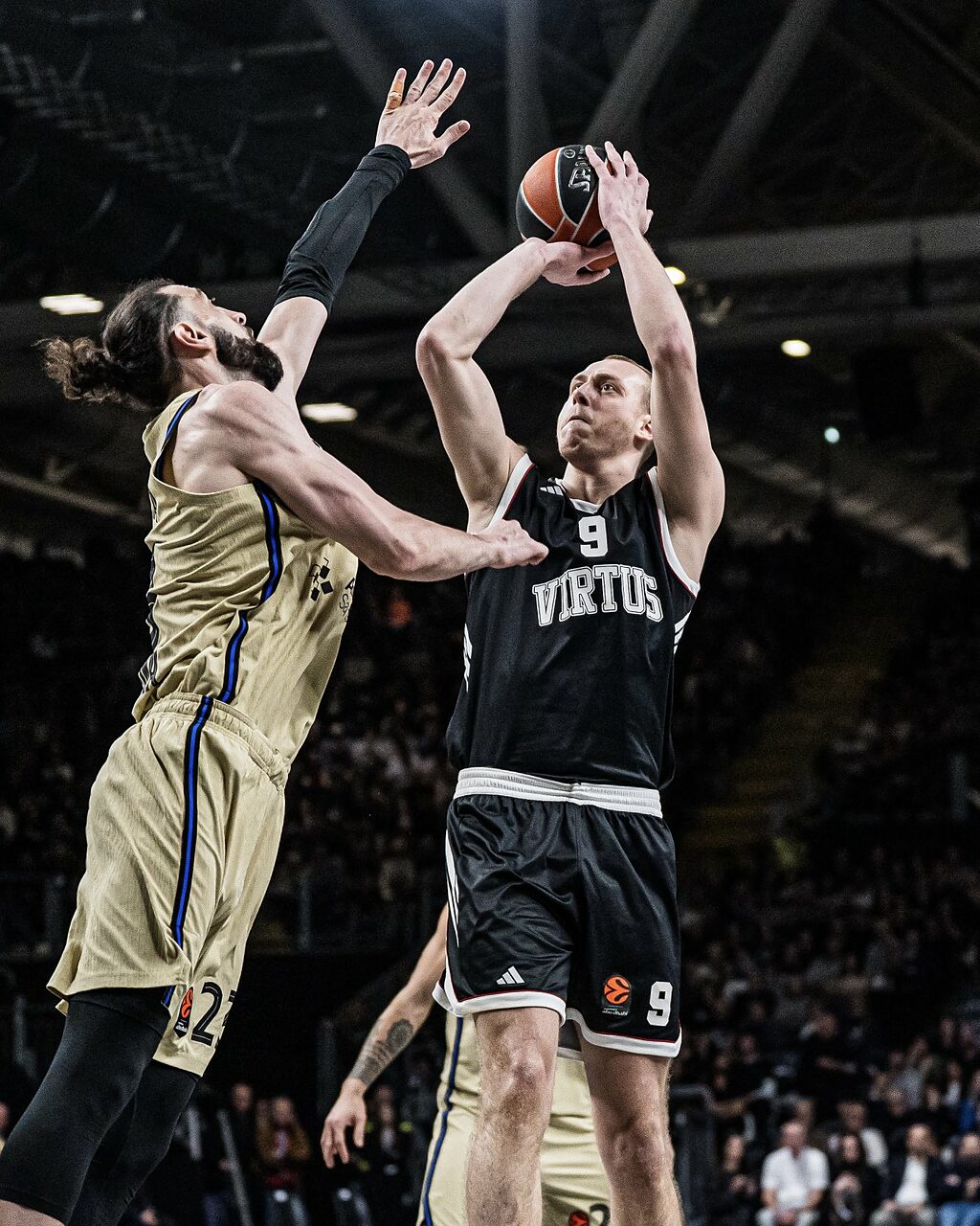 Alen Smailagic in azione con la Virtus