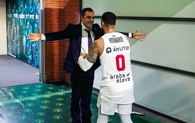 Lpabbraccio tra Paolo Galbiati e Markus Howard dopo la vittoria a Malaga