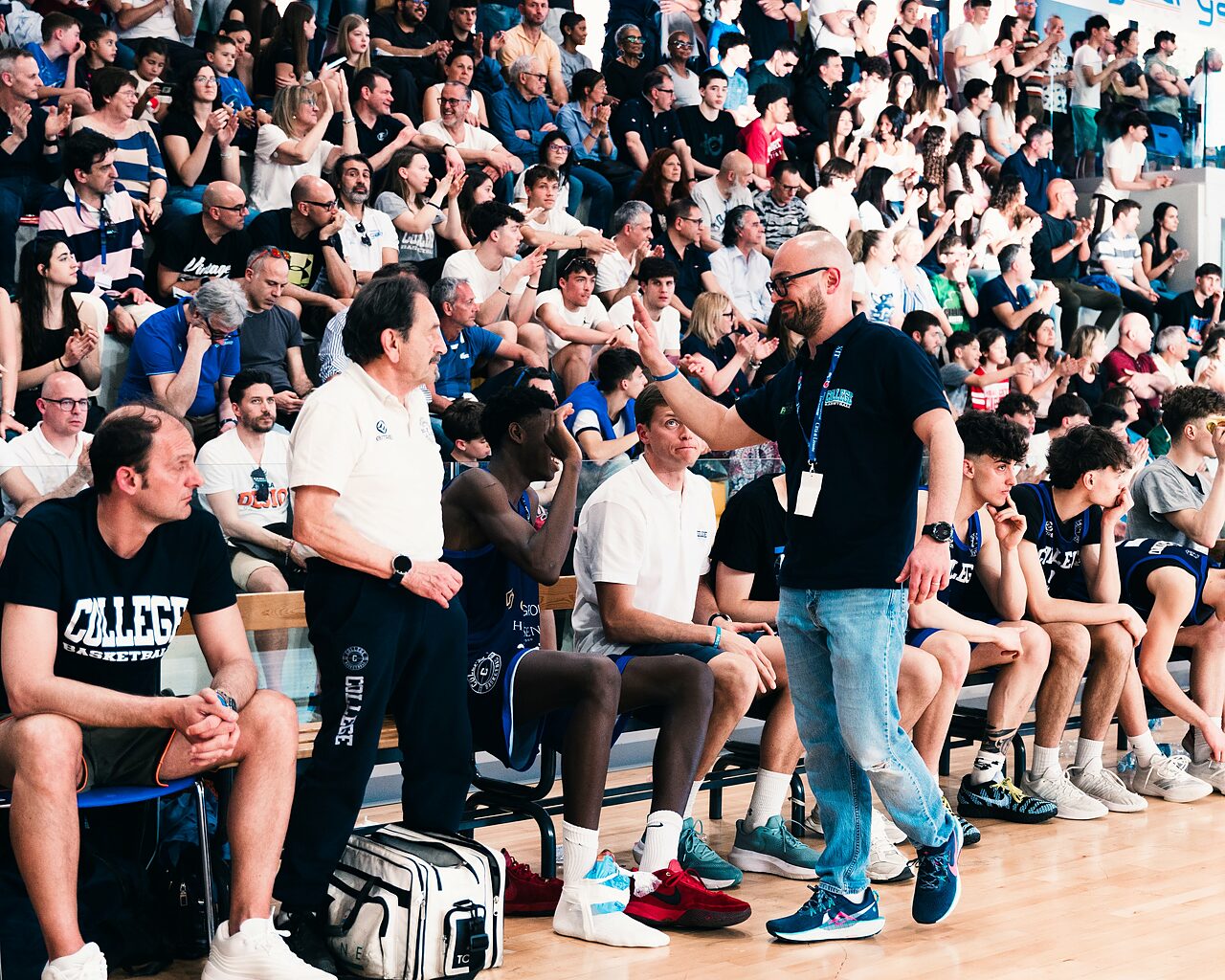 Coach Di Cerbo si complimenta con la sua panchina