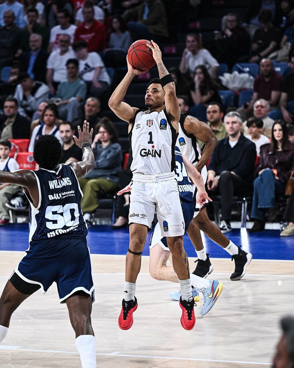 Dotson ancora decisivo