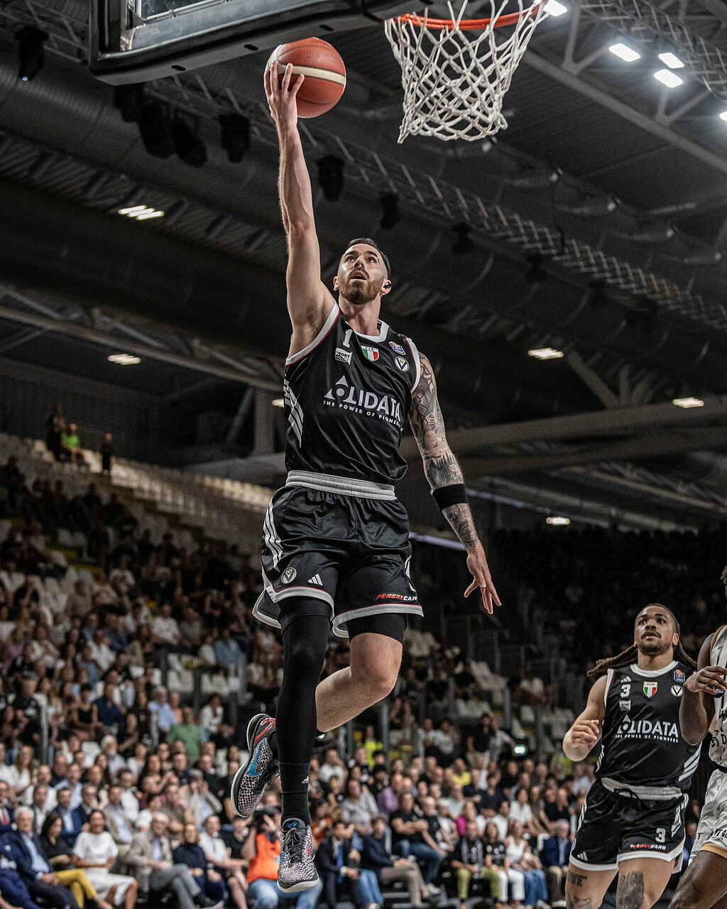 Luca Vildoza in azione con la Virtus