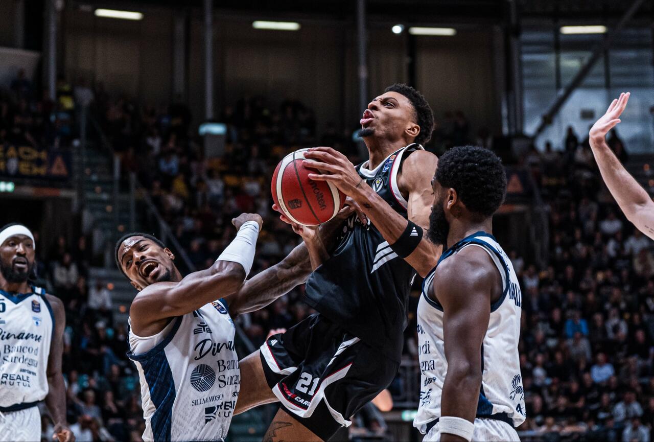 Derrick Alston Jr. in azione con la Virtus