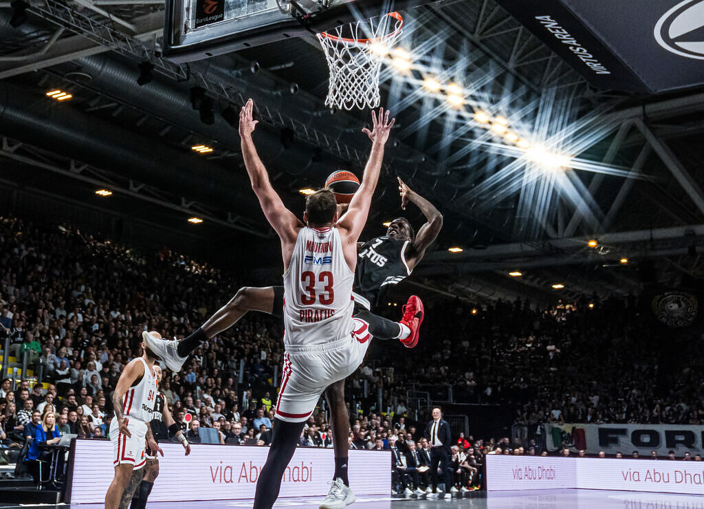 Saliou Niang in azione con la Virtus contro l'Olympiacos nella gara di andata