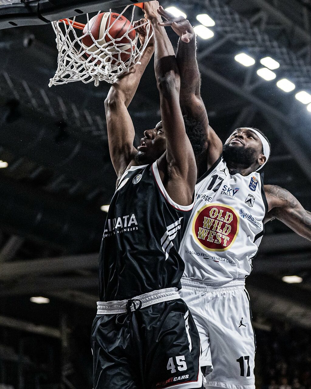 Nicola Akele in azione con la Virtus