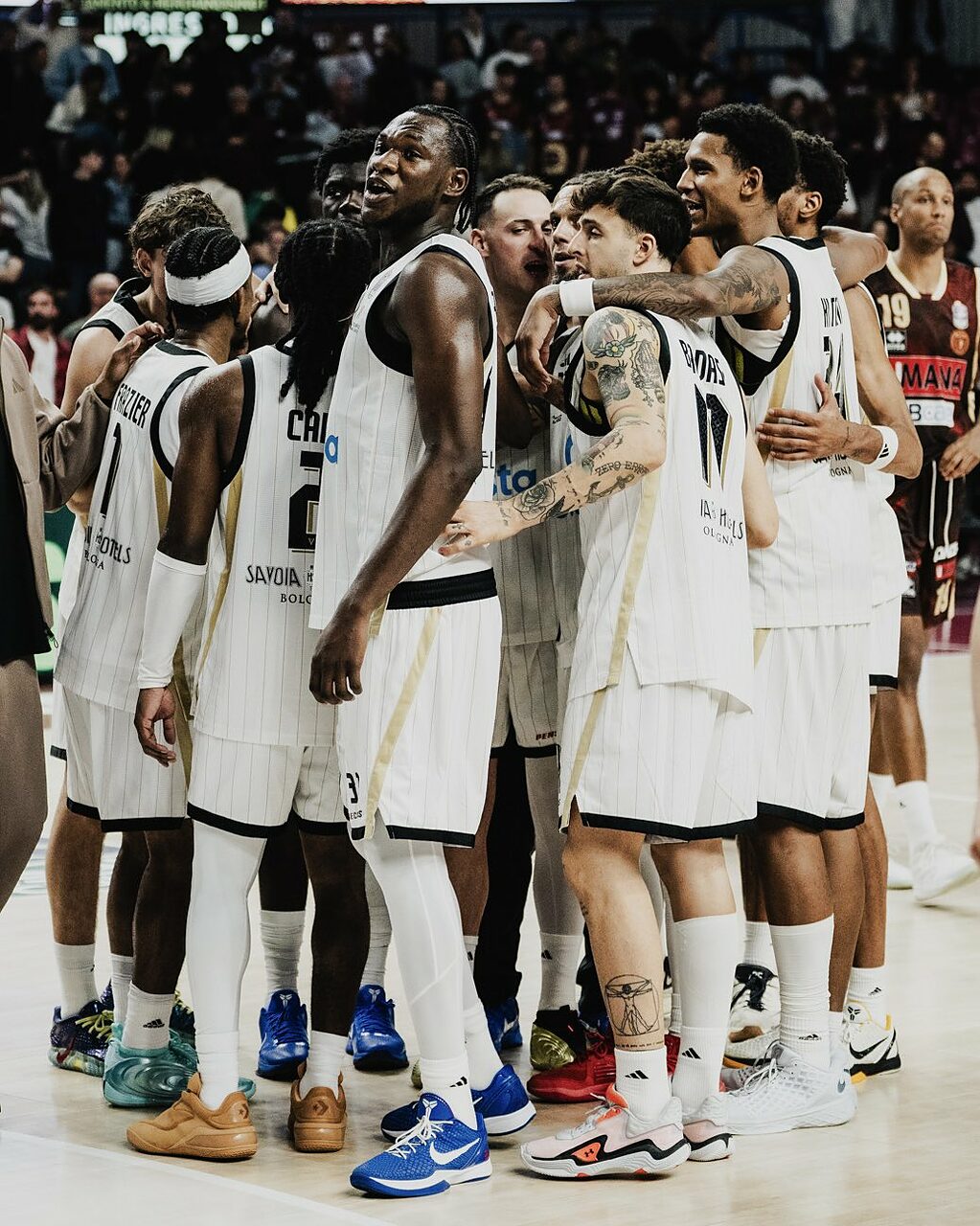 Virtus Costa Bologna celebra il successo contro la Reyer Venezia